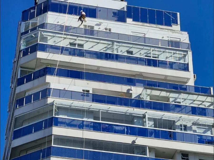 Equipe da Roccan em alpinismo industrial revitalizando a fachada de um edifício alto