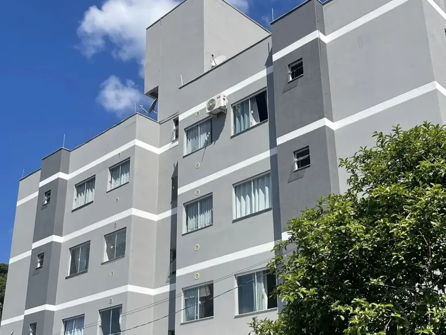 Edifício com fachada revitalizada em branco e cinza