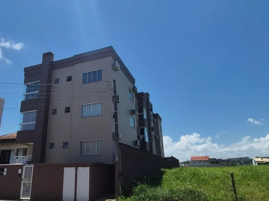 Prédio residencial com fachada concluída pela Roccan
