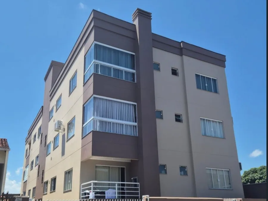 Edifício de quatro pavimentos com fachada nova