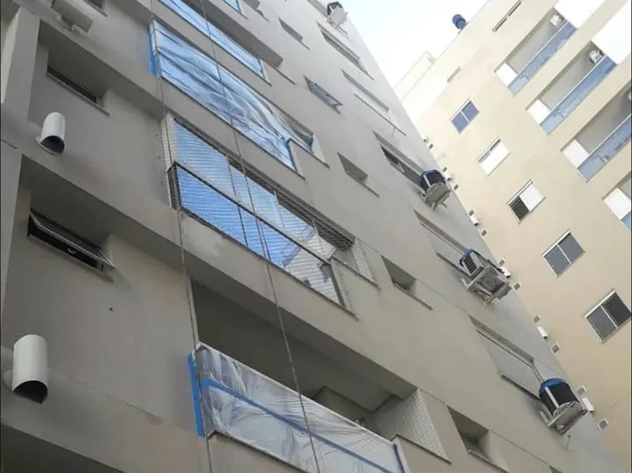 Fachada de edifício em execução, vista de baixo