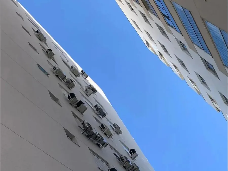 Fachada de edifício alto recuperada, vista em contra-plongée