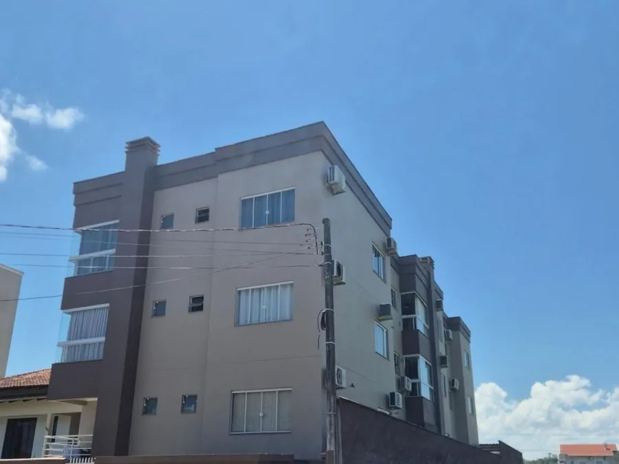 Edifício residencial com fachada e detalhes concluídos