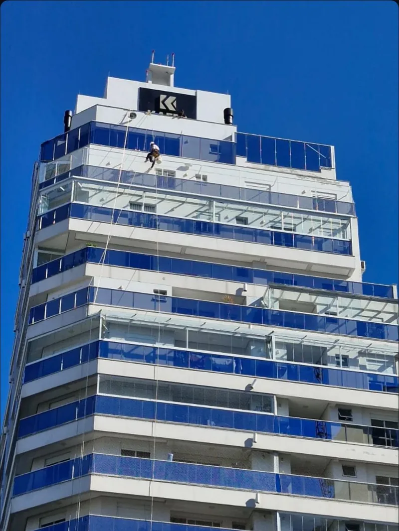 Equipe da Roccan trabalhando suspensa na fachada de um edifício